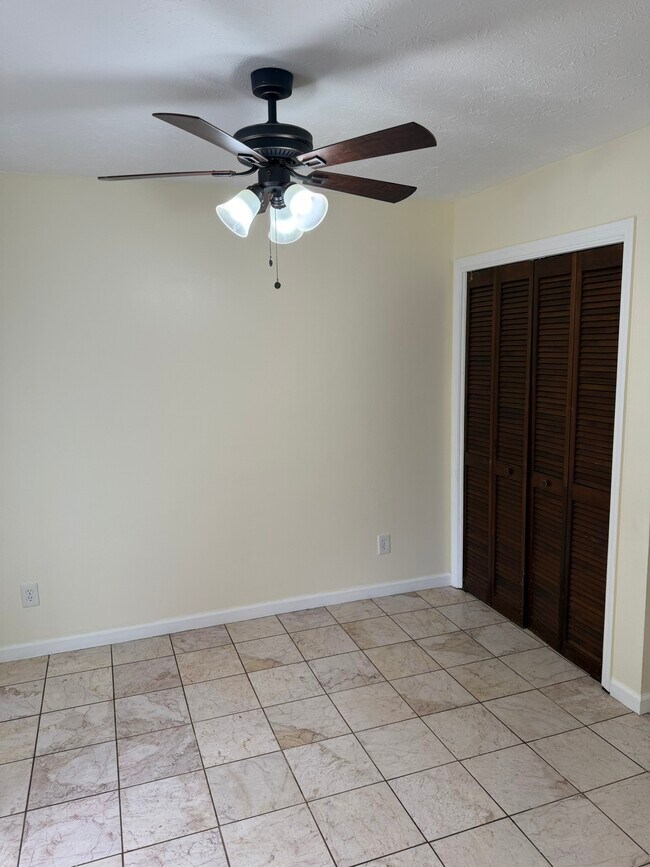 Foto del edificio - 557 Whitehall Ln