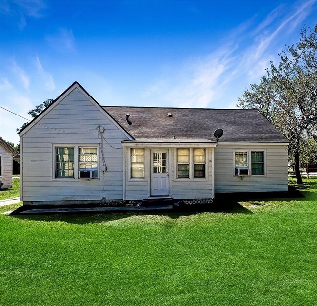 Building Photo - 618 N Avenue A