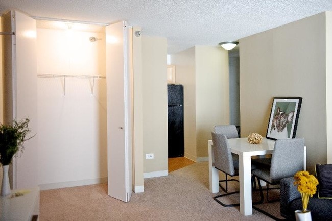 Building Photo - 21 E Delaware Pl