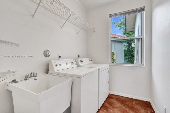 Foto del edificio - 10800 Haydn Dr