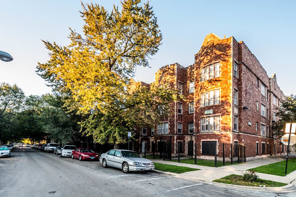 Foto principal - 8200-04 S Ingleside Ave