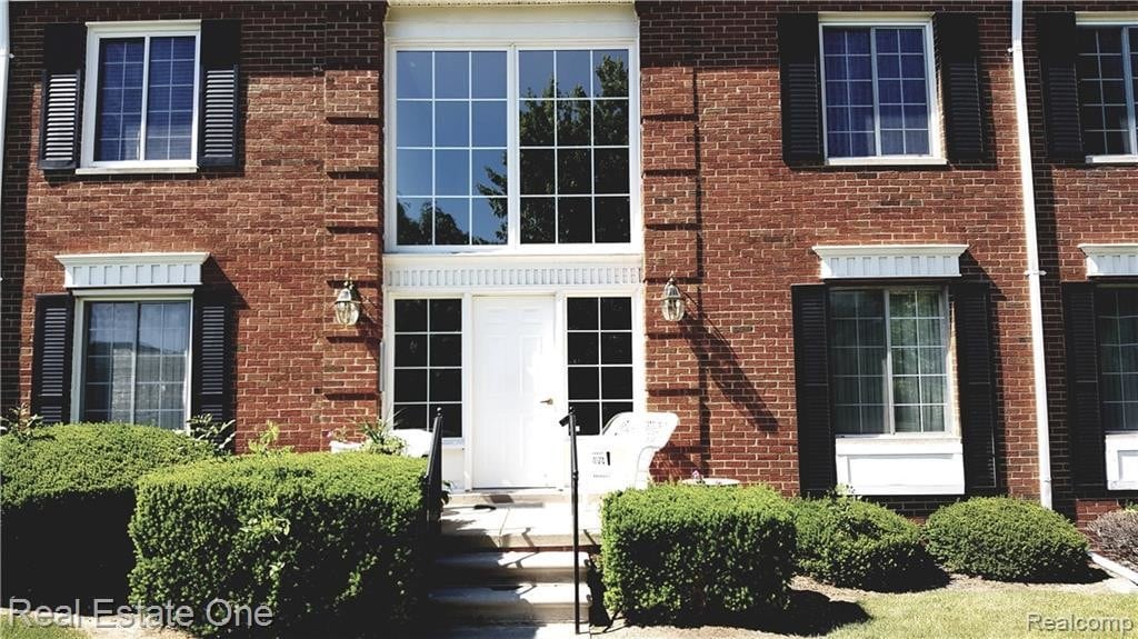 Primary Photo - 676 E Fox Hills Dr