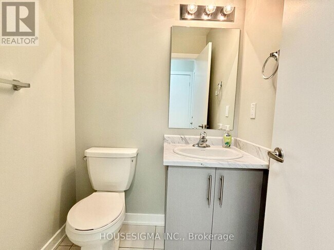 Photo du bâtiment - 590-590 N Service Rd
