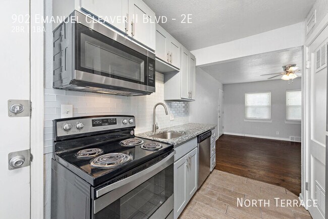 Foto del edificio - ? Renovated 2BR/1BA Near The Plaza with In...