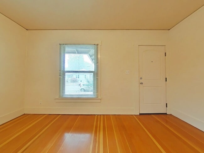Building Photo - 1 Bedroom Duplex ~ Close to Campus ~ Small...