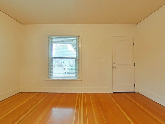 Foto del edificio - 1 Bedroom Duplex ~ Close to Campus ~ Small...