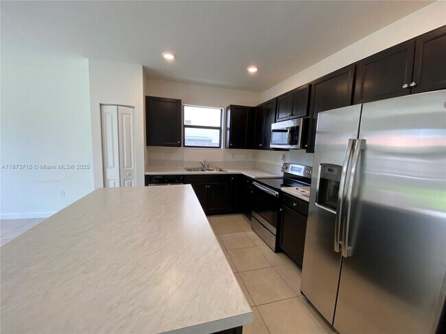 Foto del edificio - 2424 SE 3rd St