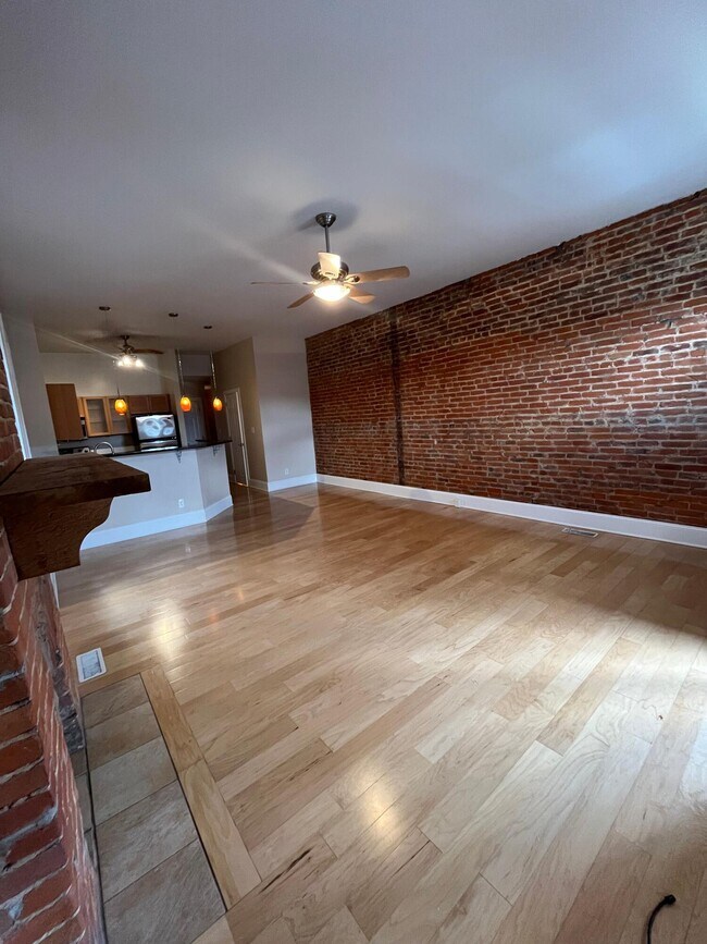 Foto del edificio - 115 E 8th St