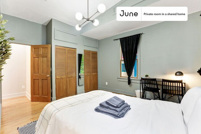 Foto del edificio - Private bedroom in 4 bed/2.5 bath Home