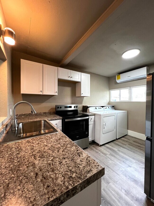 Foto del edificio - Non-Refundable & Security Deposit Total: $1200.00