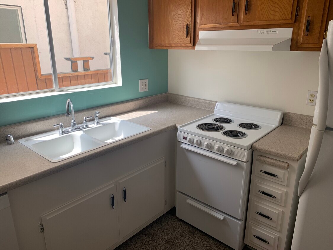 Kitchen - 36 Brooks Ave