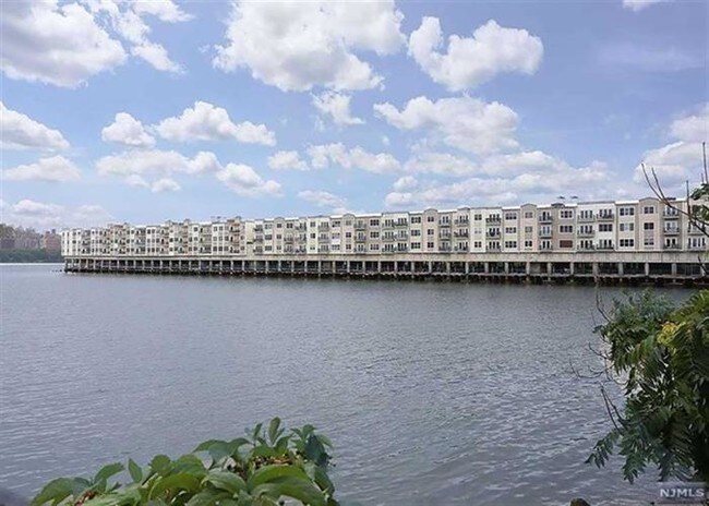 Building Photo - 208 The Promenade