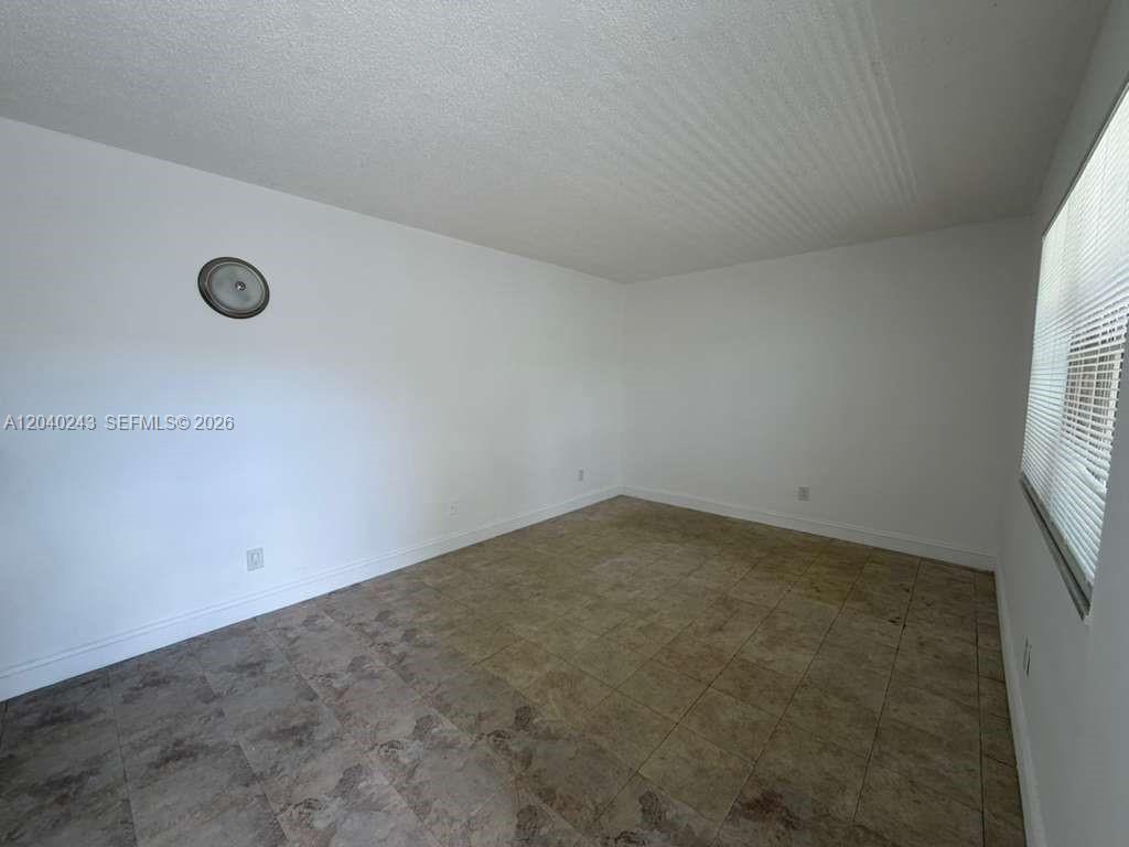 Foto del edificio - 1330 NE 127th St