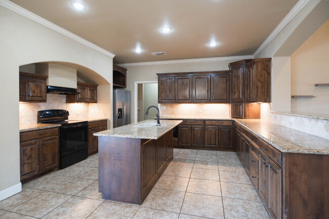 Building Photo - Beautiful, Spacious and Exquisite!