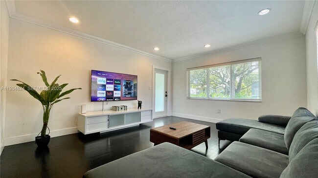 Building Photo - 1955 Washington St