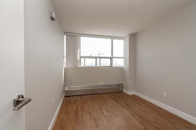 Building Photo - 730 St Clarens Ave