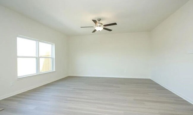 Building Photo - 549 Bains St