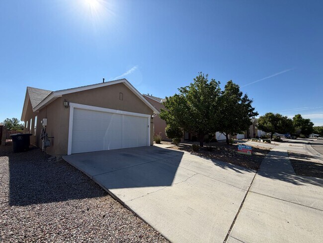 Foto del edificio - 3 Bedroom Single Story Home Available Near McMahon Blvd NW & Kayenta St NW!