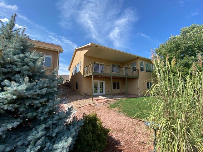 Building Photo - 5 Bedroom/ 3 Bath Home
