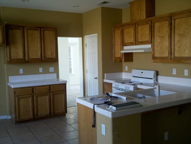 Building Photo - This beautiful 2-story, 5 bed / 3 bath hom...