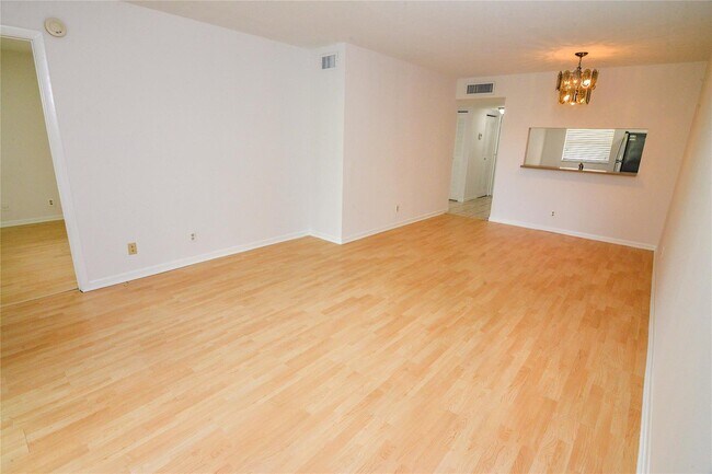Building Photo - 6760 Palmetto Cir S