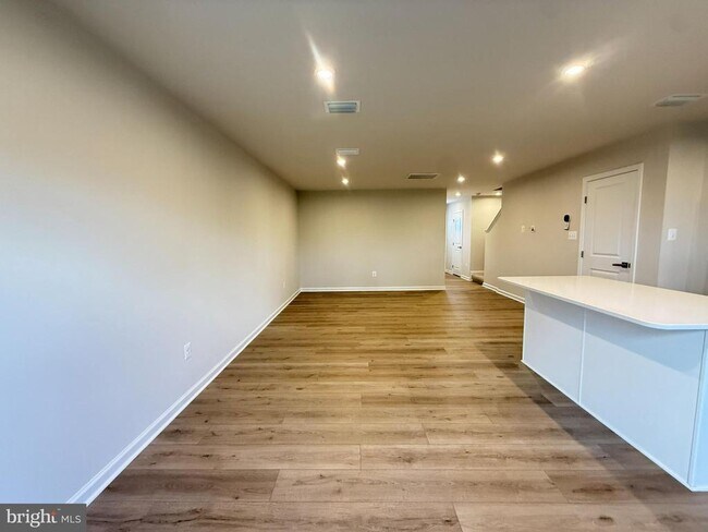 Foto del edificio - 647 Laurelwood Cir