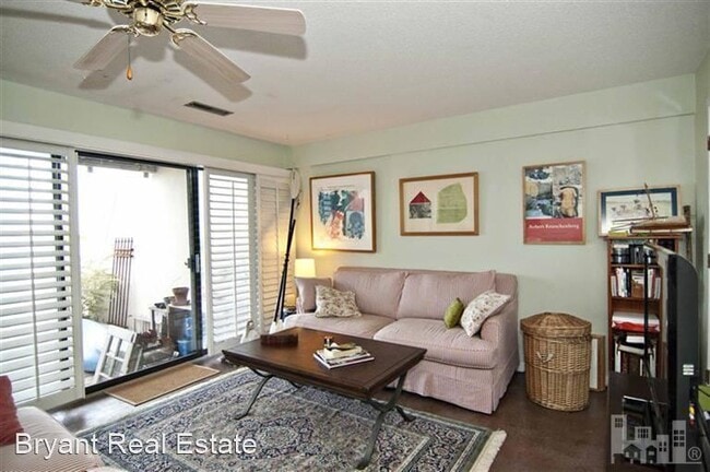 Building Photo - 3 br, 2.5 bath House - 5424 Marina Club Drive