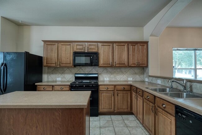 Building Photo - 18665 Dry Pond Dr