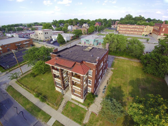 Building Photo - 2805-2809 Gillham Rd