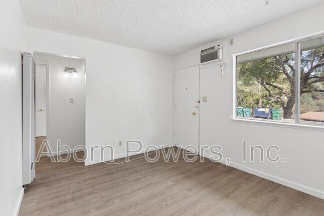 Building Photo - 2807-2813 Manor Dr