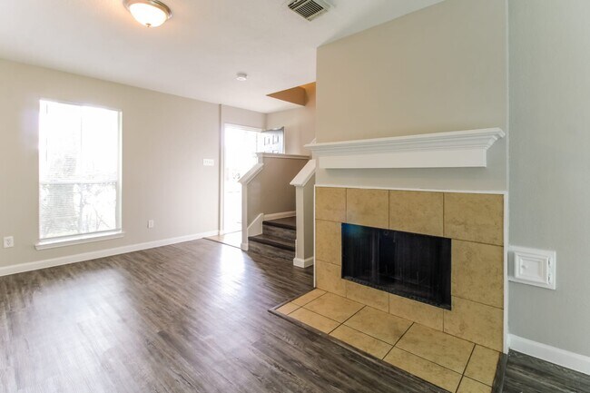 Building Photo - 8819 Scenic Green Dr