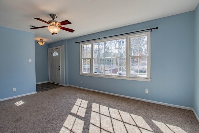 Building Photo - 3 Bedroom 2 Bathroom Brick Ranch in the he...
