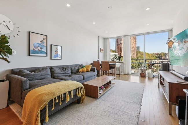 Building Photo - 915 Hudson Park