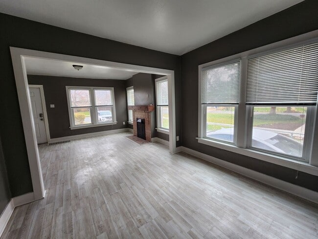 Building Photo - F99if500 (Duplex) ***