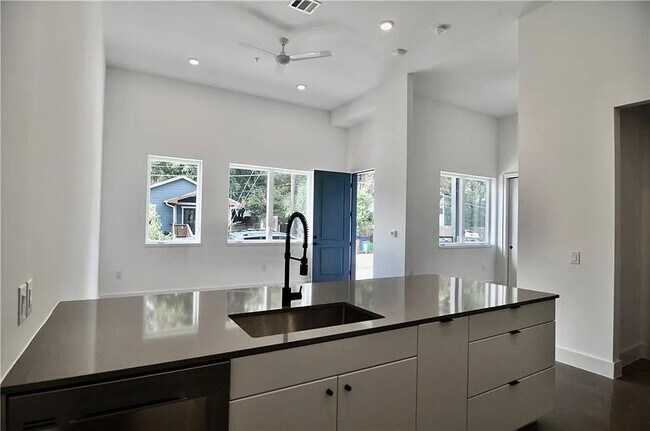 Foto del edificio - "Chic 2-Bed Gem in Vibrant East Austin Locale – Welcome Home!"