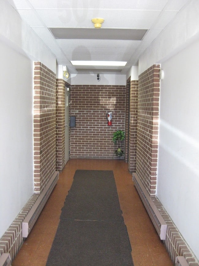 Lobby - 501 Bank Ln