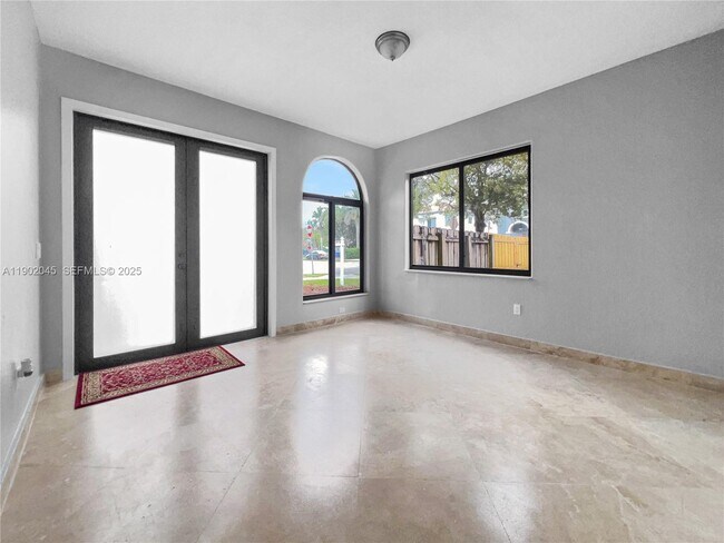 Building Photo - 1736 NE 9th Dr