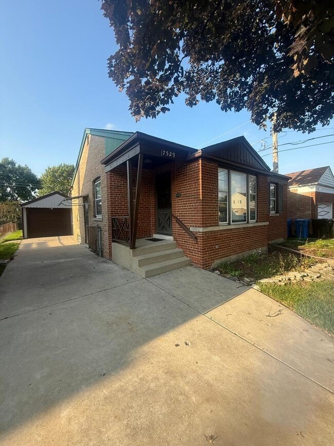 Building Photo - 7529 W Rosedale Ave