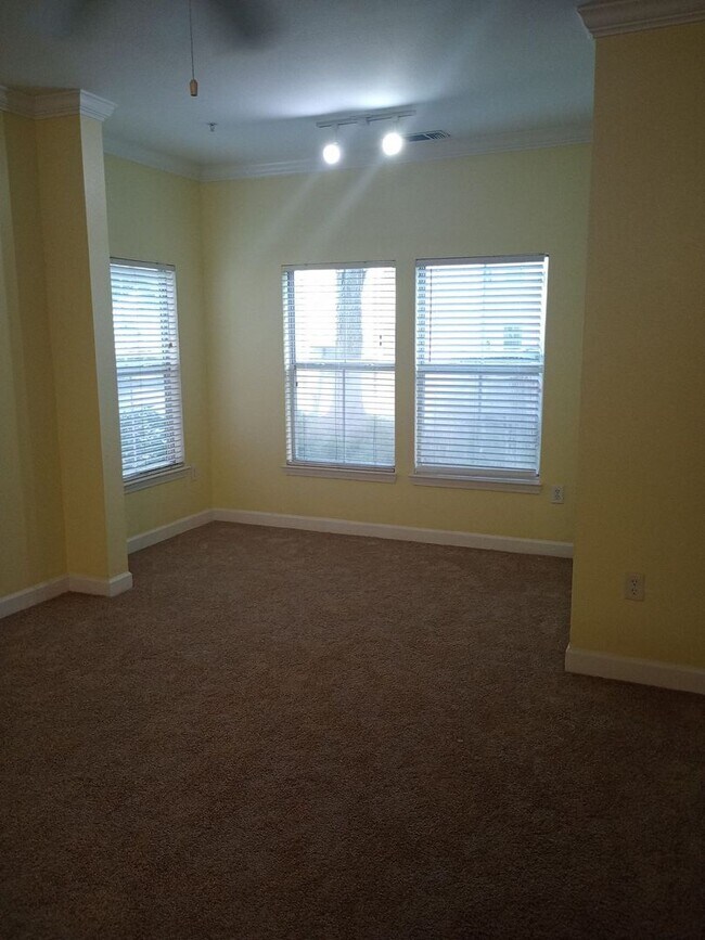 Building Photo - Equestrian Parc with Garage!