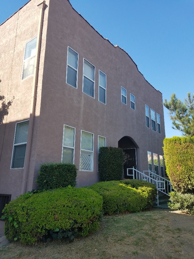 Curb Appeal - 2023 S Harcourt Ave