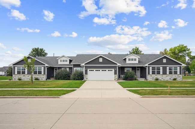 Building Photo - 3016 Sherwood Dr