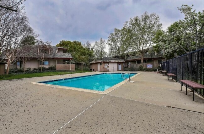 Foto del edificio - 3354 Shadow Park Pl