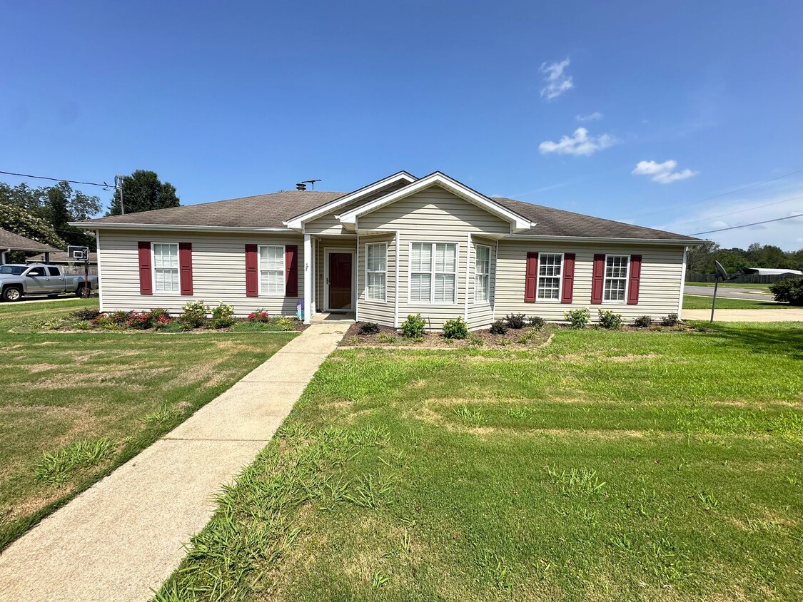 Primary Photo - Home for rent in McCalla