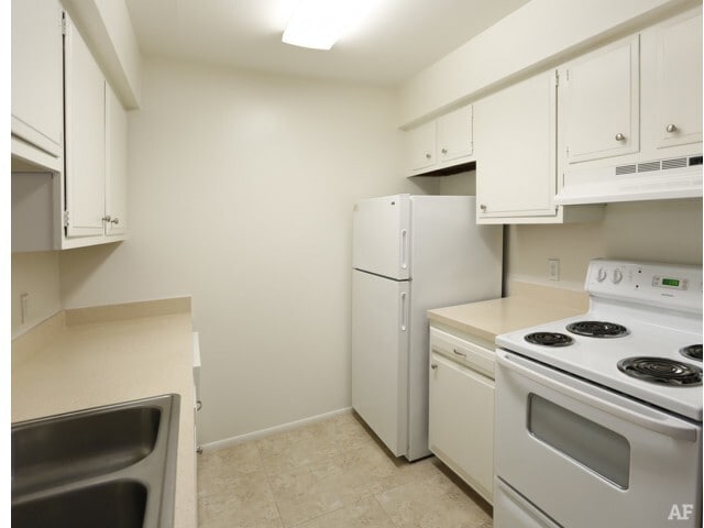 5b2ac7747d72b6.21698125229.jpg - Bienville Towers