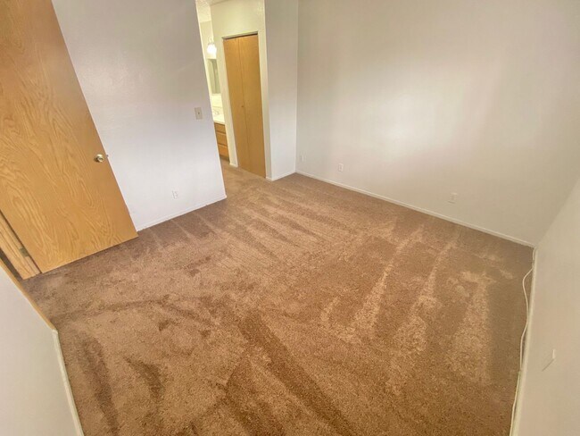Foto del edificio - 1 BEDROOM / 1 BATH GATE COMMUNITY/ LOCATED...