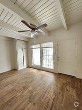 Building Photo - 1909 Beachwood Dr