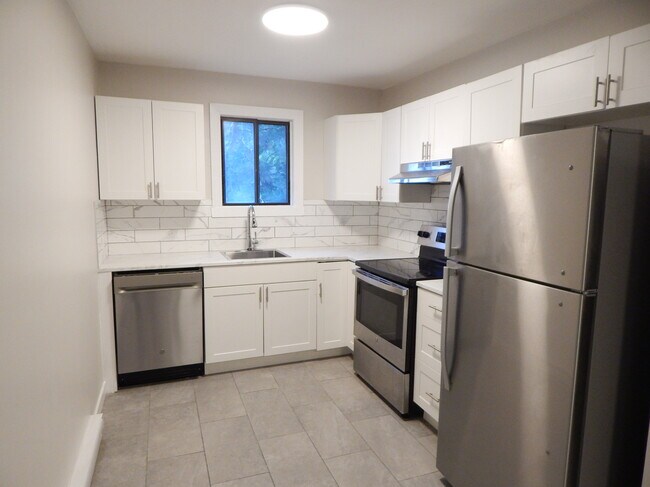 Building Photo - 2070 Av Papineau