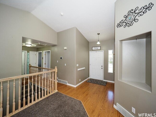 Building Photo - Spacious Rambler w attached 2 car garage!