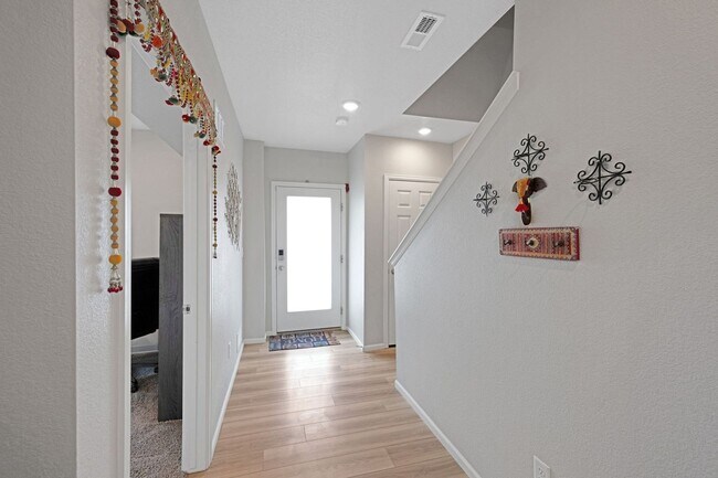 Foto del edificio - 16582 Shoshone Pl