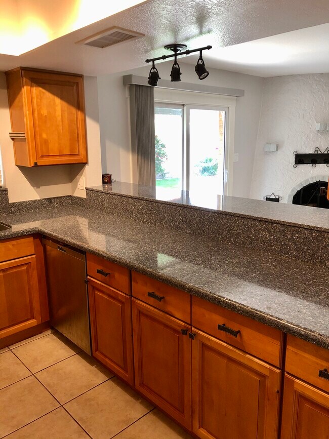 Building Photo - 4545 E Everett Dr